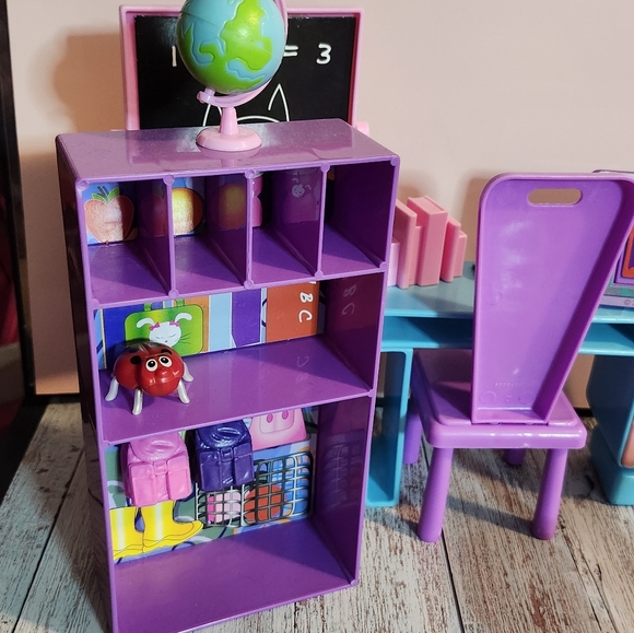 Barbie Teacher Classroom Set - Picture 4 of 7